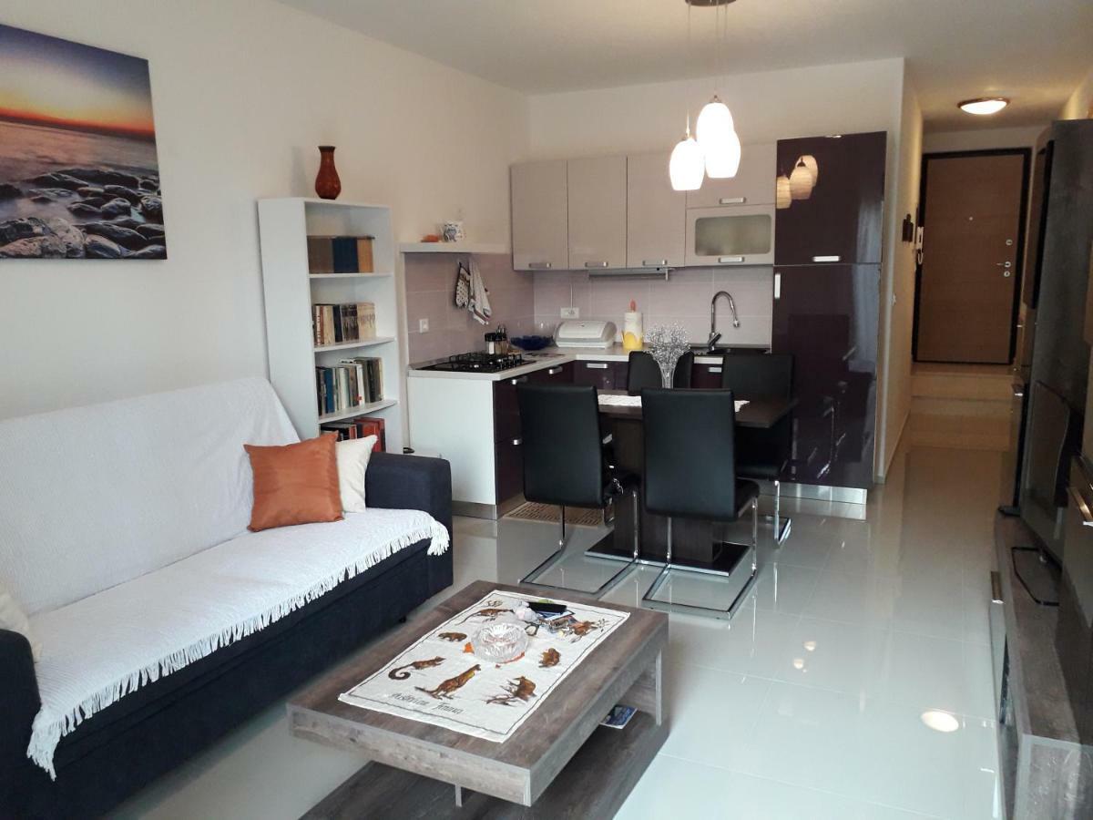 Appgiulia Apartment Pula Bagian luar foto